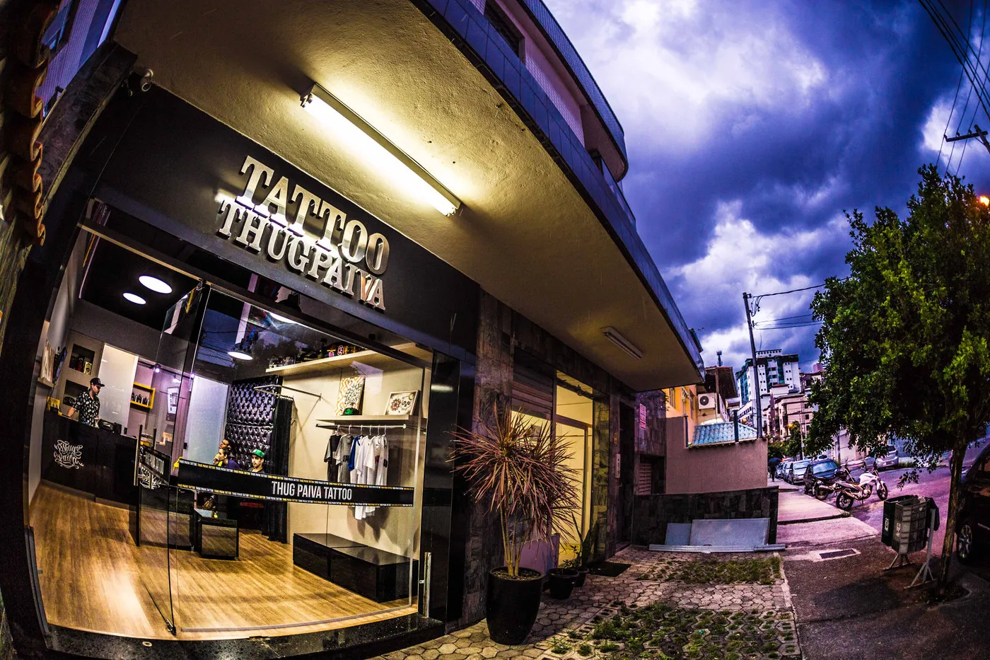 Fachada do estúdio Thug Paiva Tattoo à noite, no Camargos