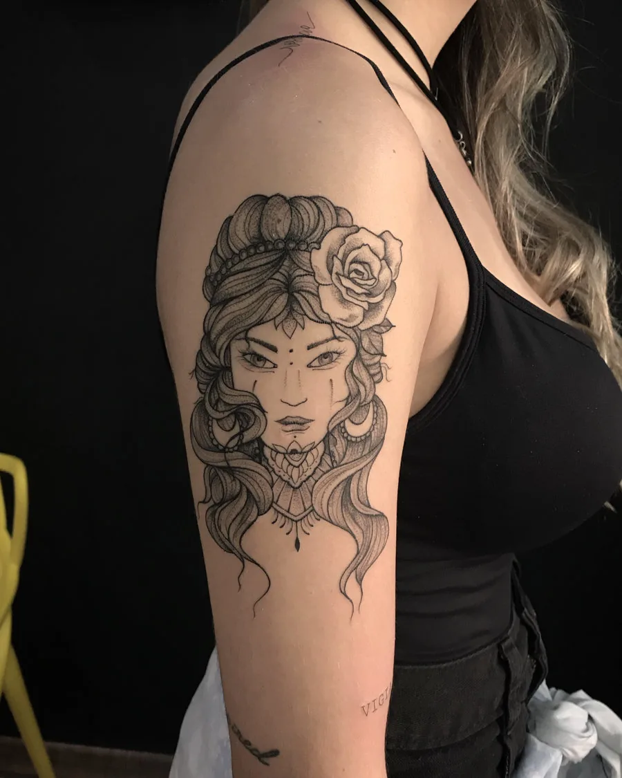 Retrato de mulher com flores e máscara, traço fino no braço