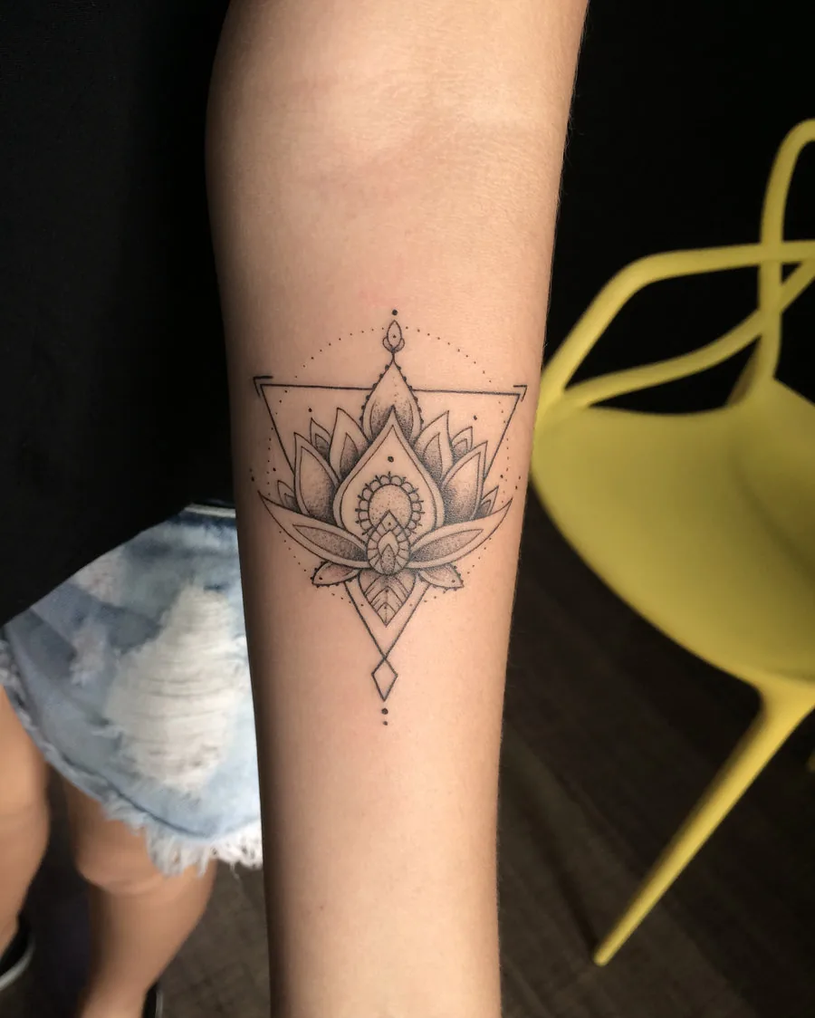 Flor de lótus geométrica com ornamentos no antebraço