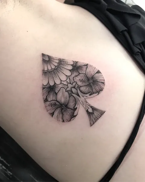 Naipe de espadas preenchido com flores