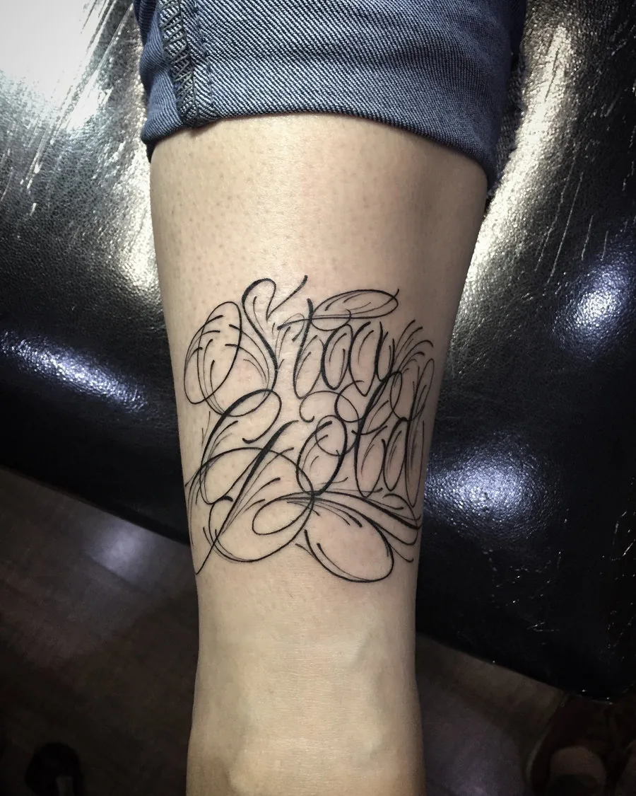 Lettering caligráfico no braço