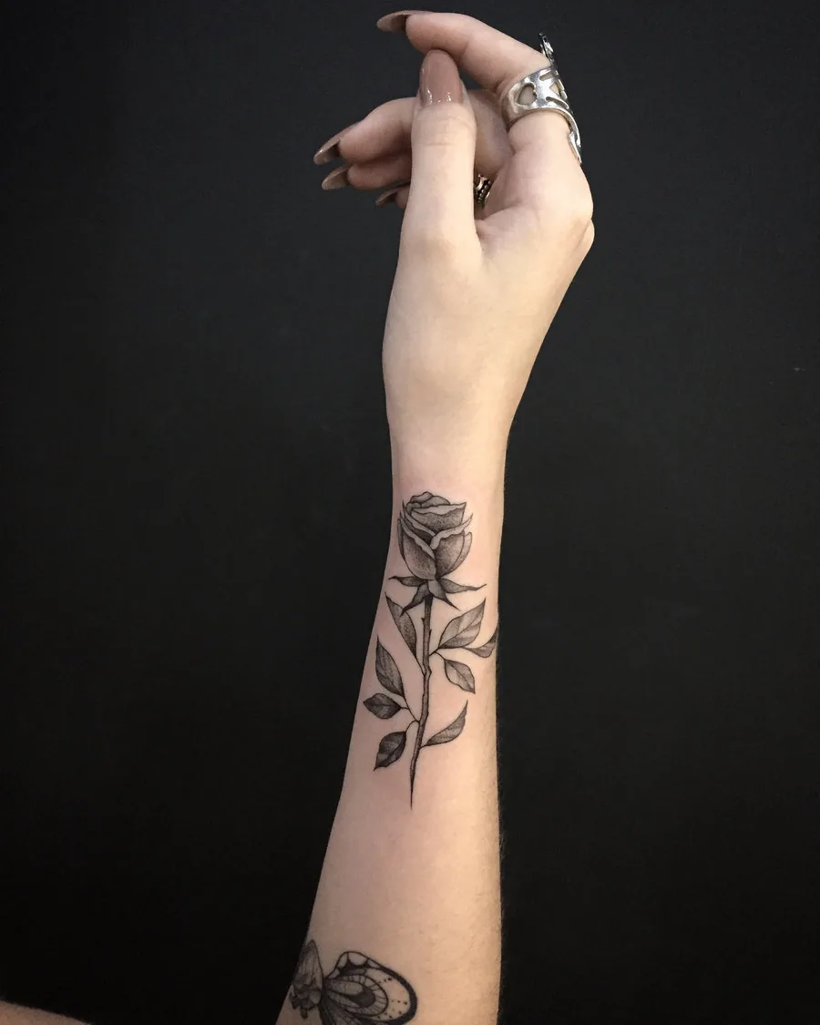 Rosa em traço fino no antebraço